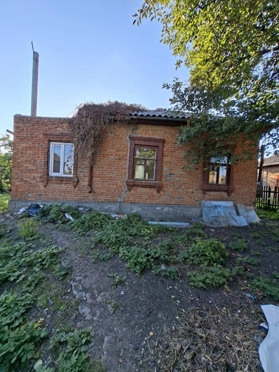 Продам будинок в районі 4 школи.Під ремонт.