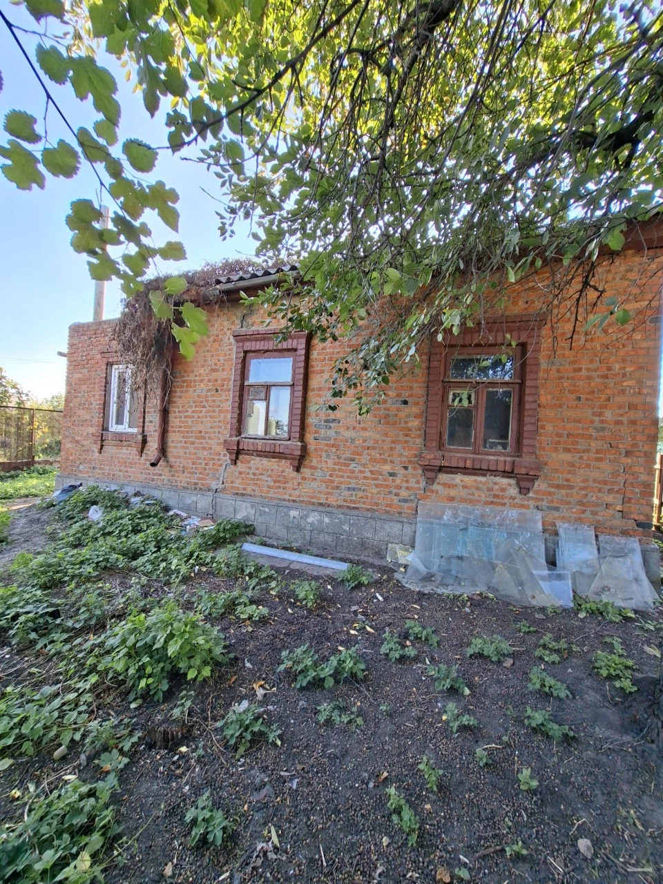 Продам будинок в районі 4 школи.Під ремонт.