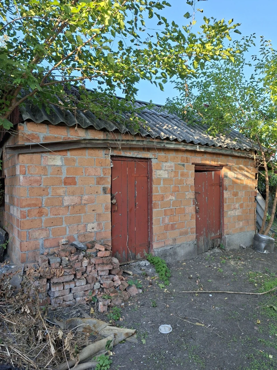 Продам будинок в районі 4 школи.Під ремонт.