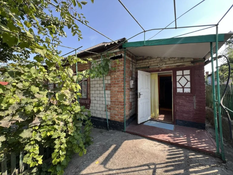Будинок на скалі біля м-ну Покупайка