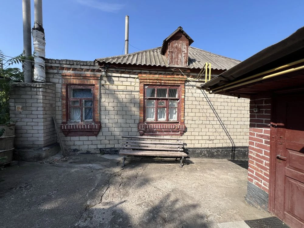 Будинок на скалі біля м-ну Покупайка