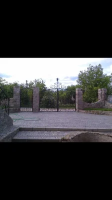 Двоповерховий будинок в с. Кінецьпіль.