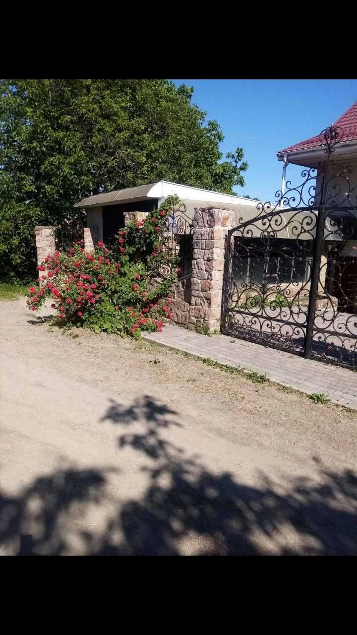 Двоповерховий будинок в с. Кінецьпіль.