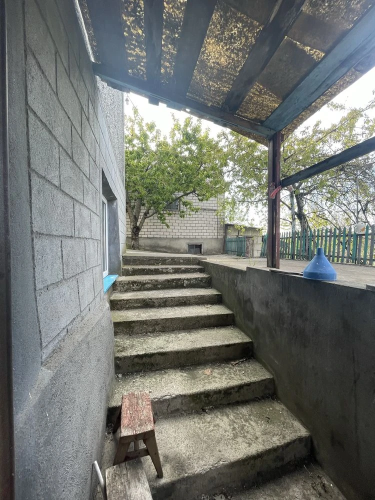 Двоповерховий будинок на скалі