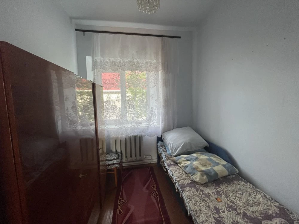 Двоповерховий будинок на скалі