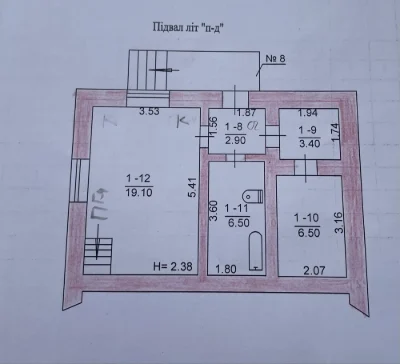 Двоповерховий будинок на скалі