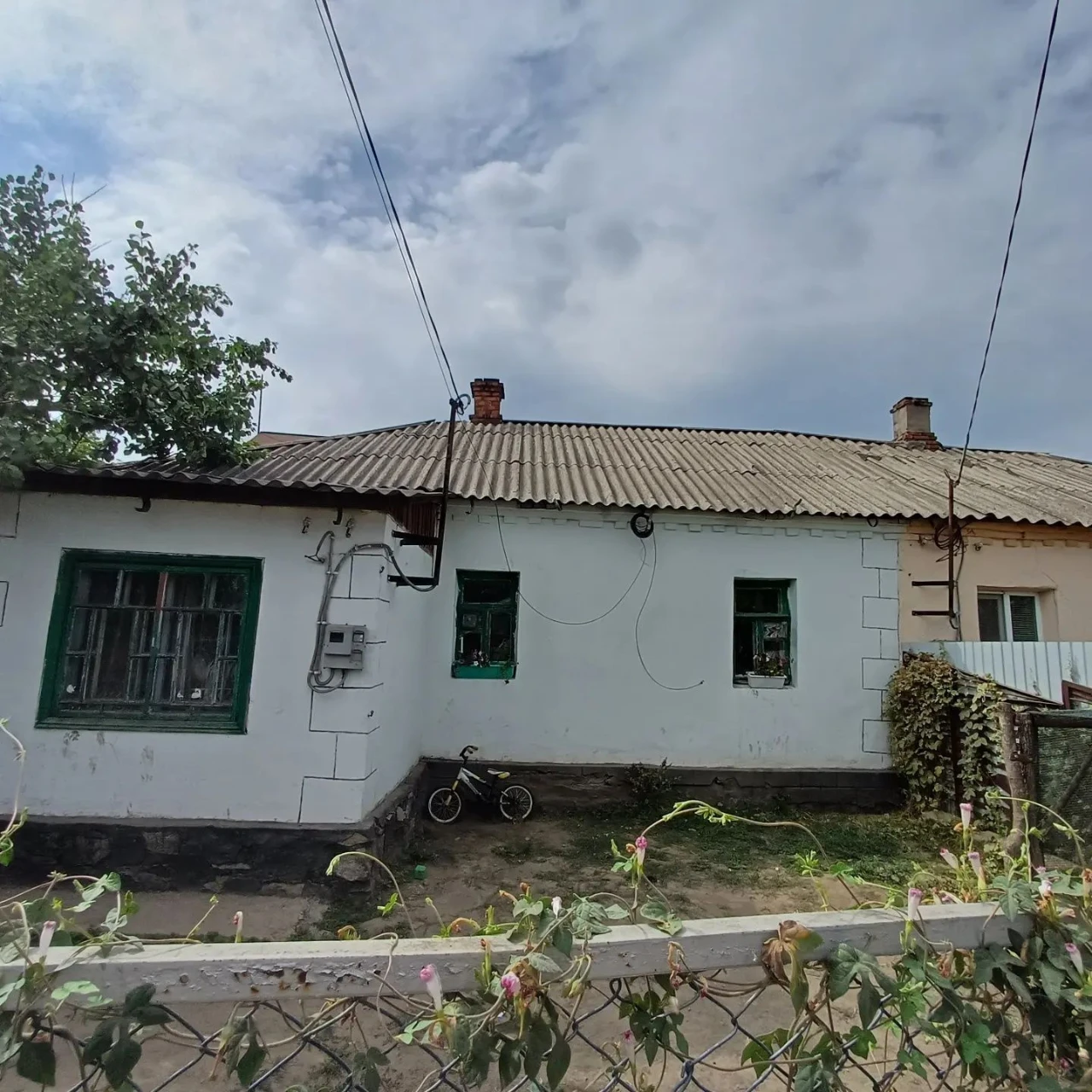 Продається, або здається в оренду півбудинку(більша частина)