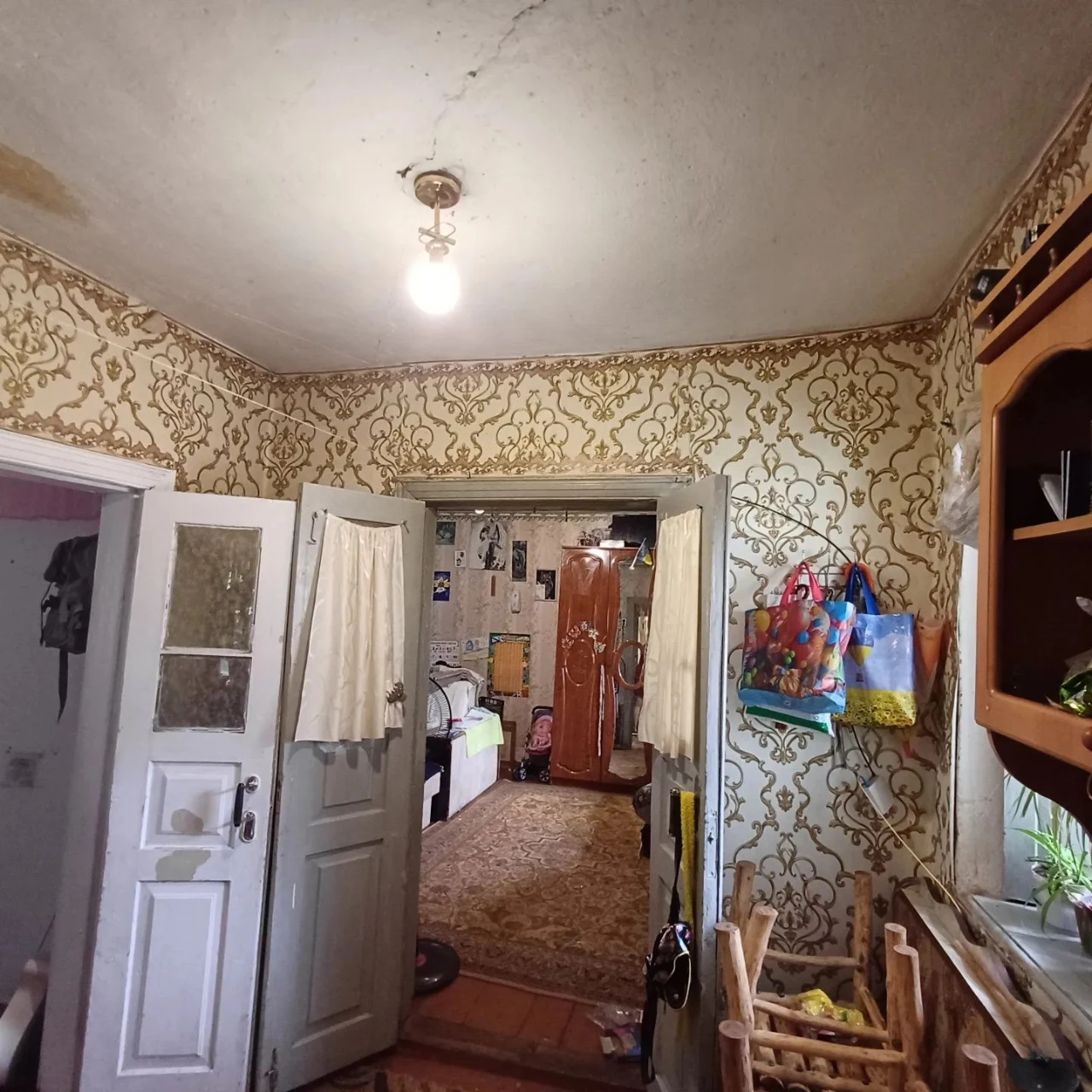 Продається, або здається в оренду півбудинку(більша частина)