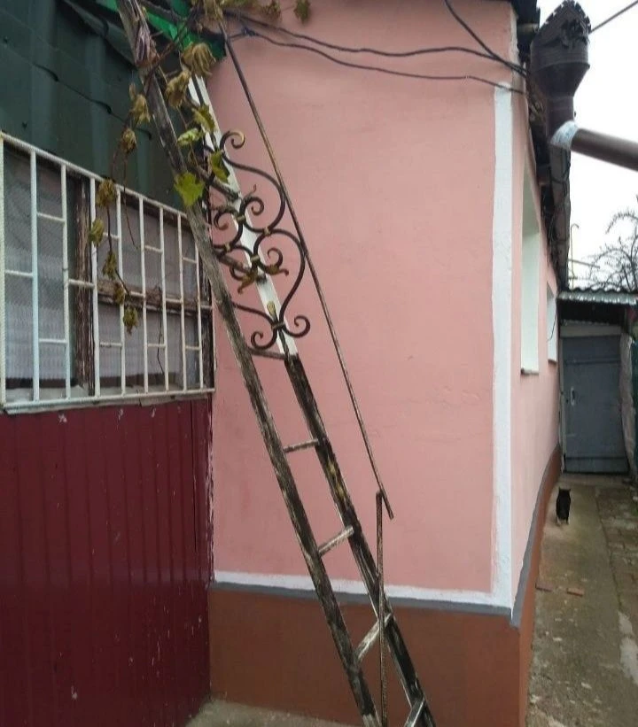 Продам пів будинку