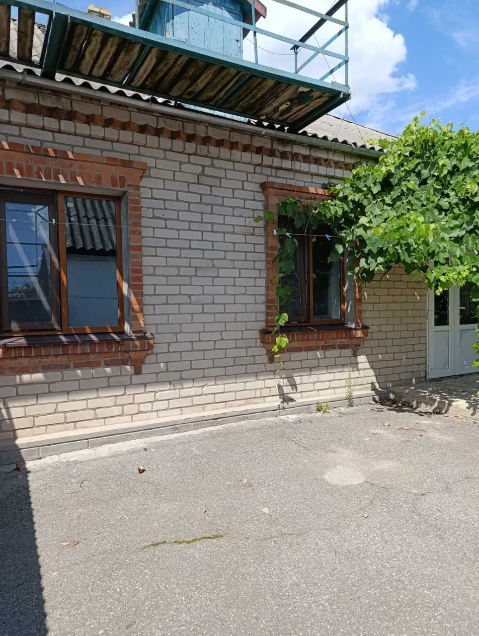 Продається половина будинку в районі ЦРБ по вул. Нова.