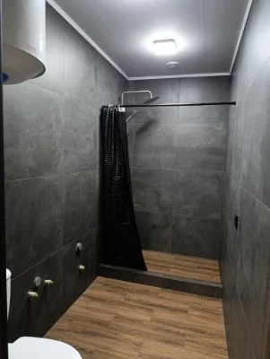 Продам півбудинку,район 4 школа,сучасний капітальний ремонт
