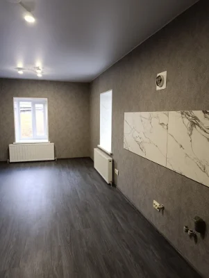 Продам півбудинку,район 4 школа,сучасний капітальний ремонт
