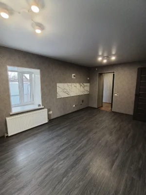 Продам півбудинку,район 4 школа,сучасний капітальний ремонт