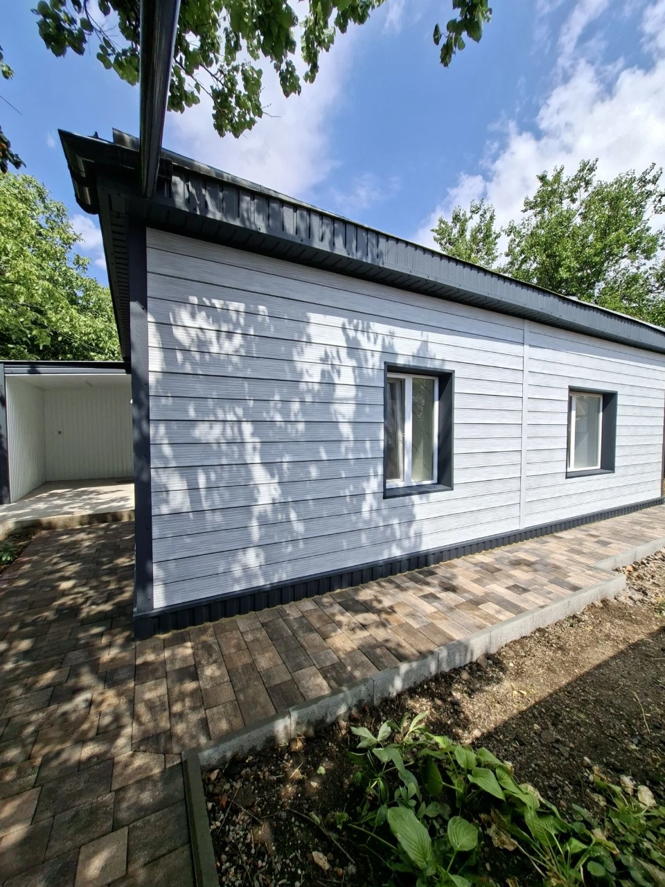 Продам півбудинку,район 4 школа,сучасний капітальний ремонт