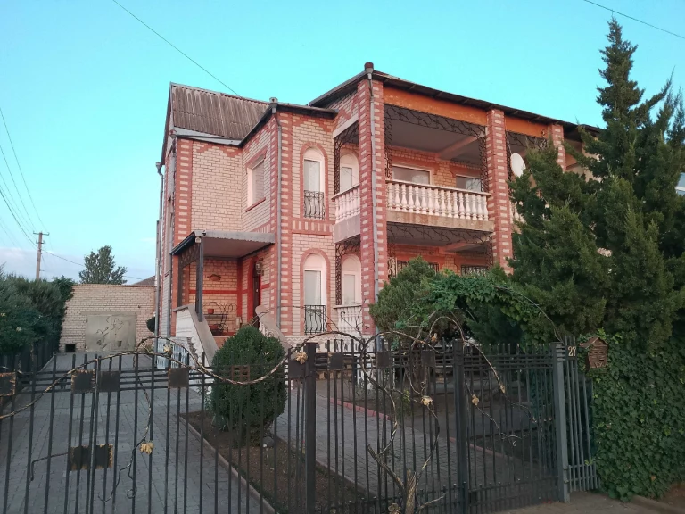 Продаж двоповерхового будинку