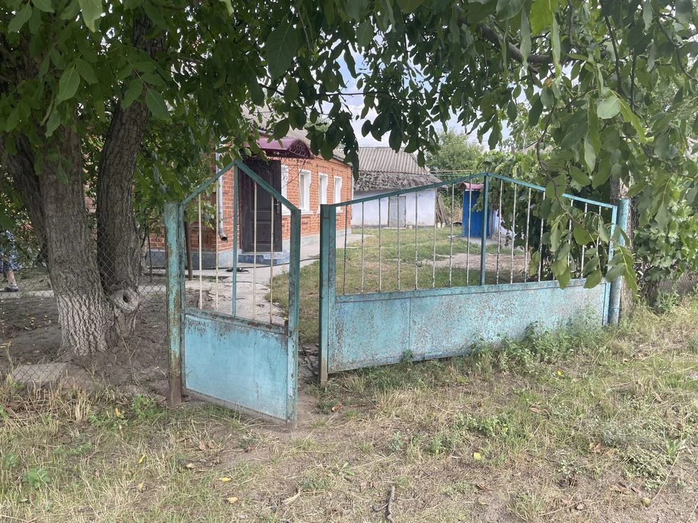 Продам житловий будинок із ділянкою. На території: будинок,