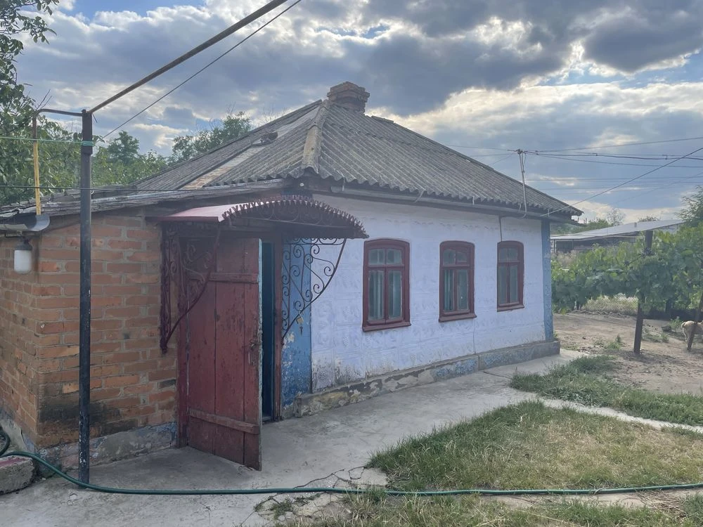 Продам житловий будинок із ділянкою. На території: будинок,