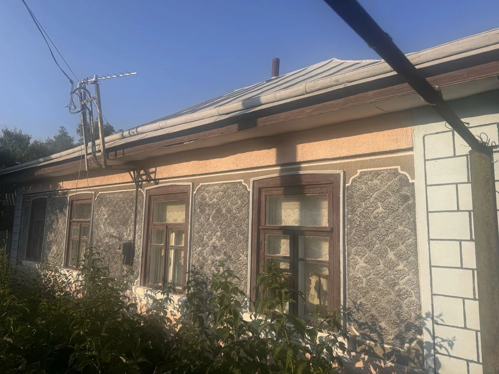 ПРОДАЄТЬСЯ затишний житловий БУДИНОК  в районі військового м