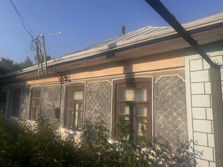 ПРОДАЄТЬСЯ затишний житловий БУДИНОК  в районі військового м