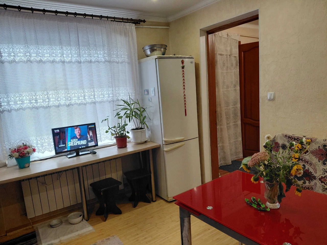 Продам будинок  з великою ділянкою землі в центрі  м. Березі