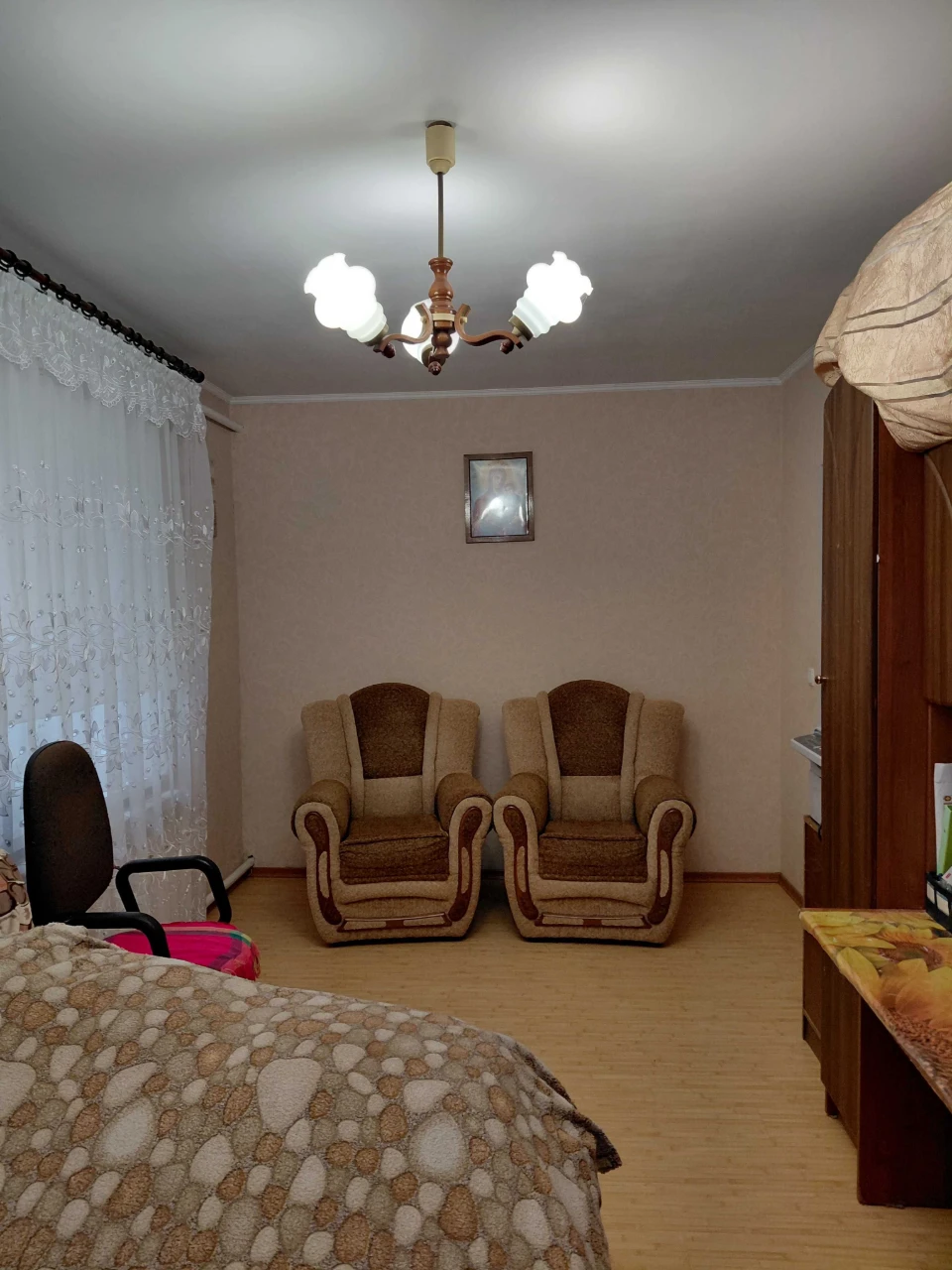 Продам будинок  з великою ділянкою землі в центрі  м. Березі