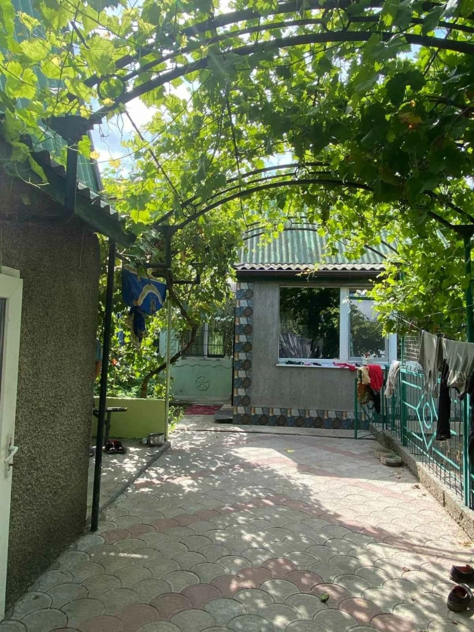 Небольшой, уютный дом. Сад. Баня. Гараж.