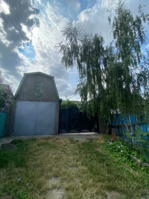 Небольшой, уютный дом. Сад. Баня. Гараж.