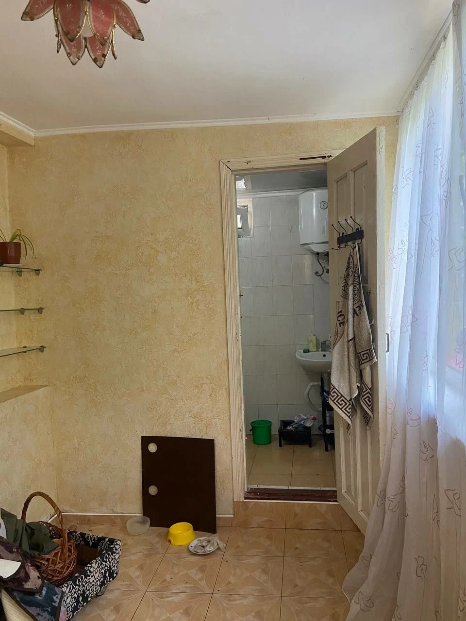 Небольшой, уютный дом. Сад. Баня. Гараж.