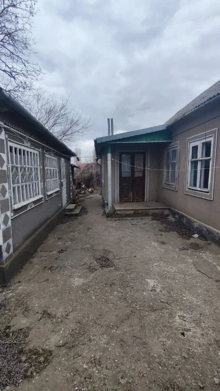 Дом по центральной улице.