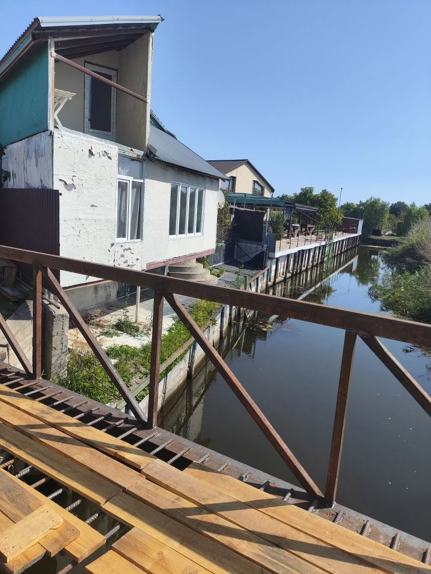 Продам в самом центре участок с домом. Есть выход к воде
