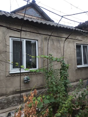 Продам дом по центральной улице.