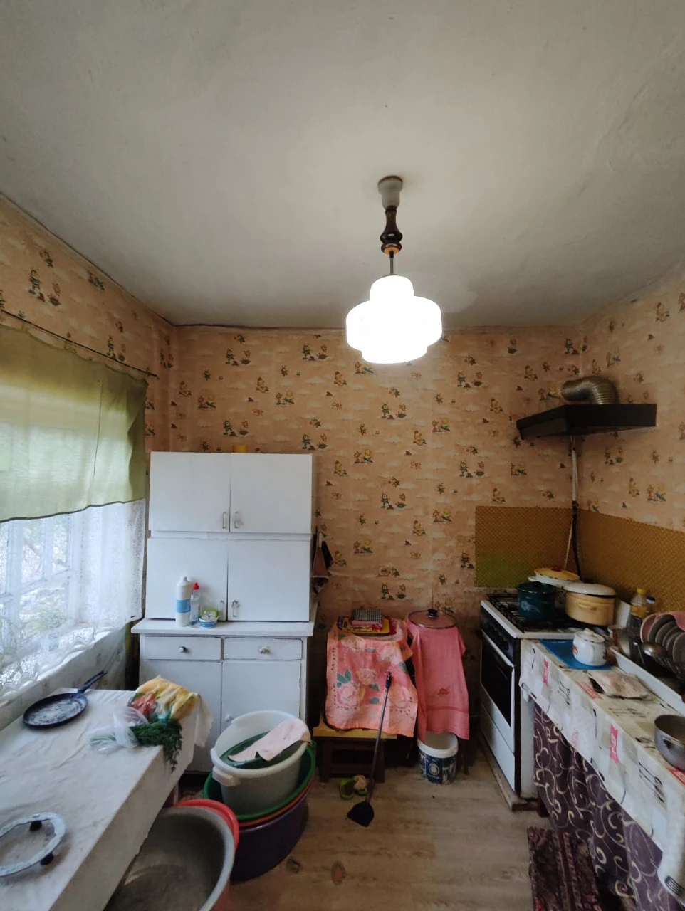 Продам дом по центральной улице.