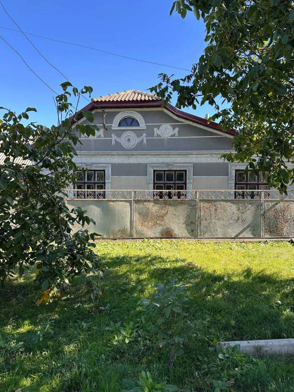 Продається в Ізмаїлі будинок та  господарська будівля з гара
