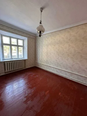 Продається в Ізмаїлі будинок та  господарська будівля з гара