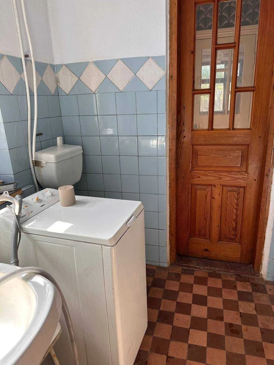 Продається в Ізмаїлі будинок та  господарська будівля з гара