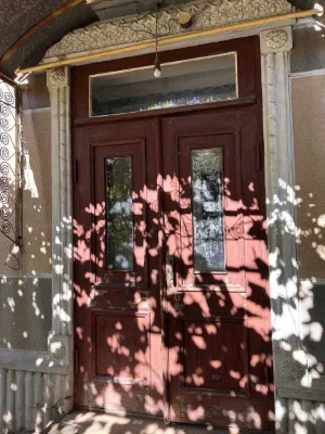Продається в Ізмаїлі будинок та  господарська будівля з гара