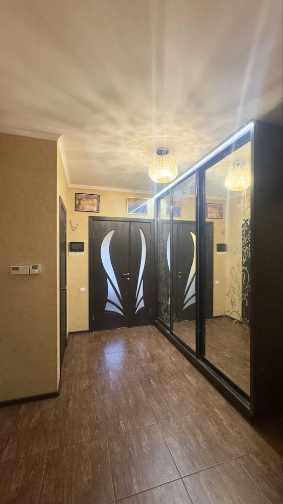 Кирпичный дом новой постройки с ремонтом, участок 9 соток