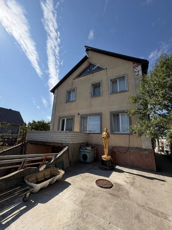 Капітальний будинок, 3 спальні, 10 соток землі, в 10хв від Ч