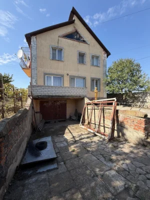 Капітальний будинок, 3 спальні, 10 соток землі, в 10хв від Ч