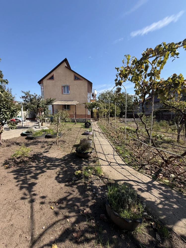 Капітальний будинок, 3 спальні, 10 соток землі, в 10хв від Ч