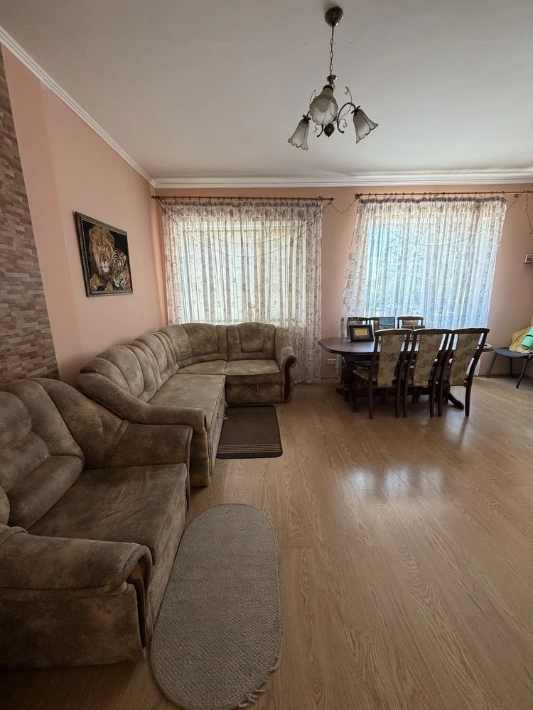 Капітальний будинок, 3 спальні, 10 соток землі, в 10хв від Ч