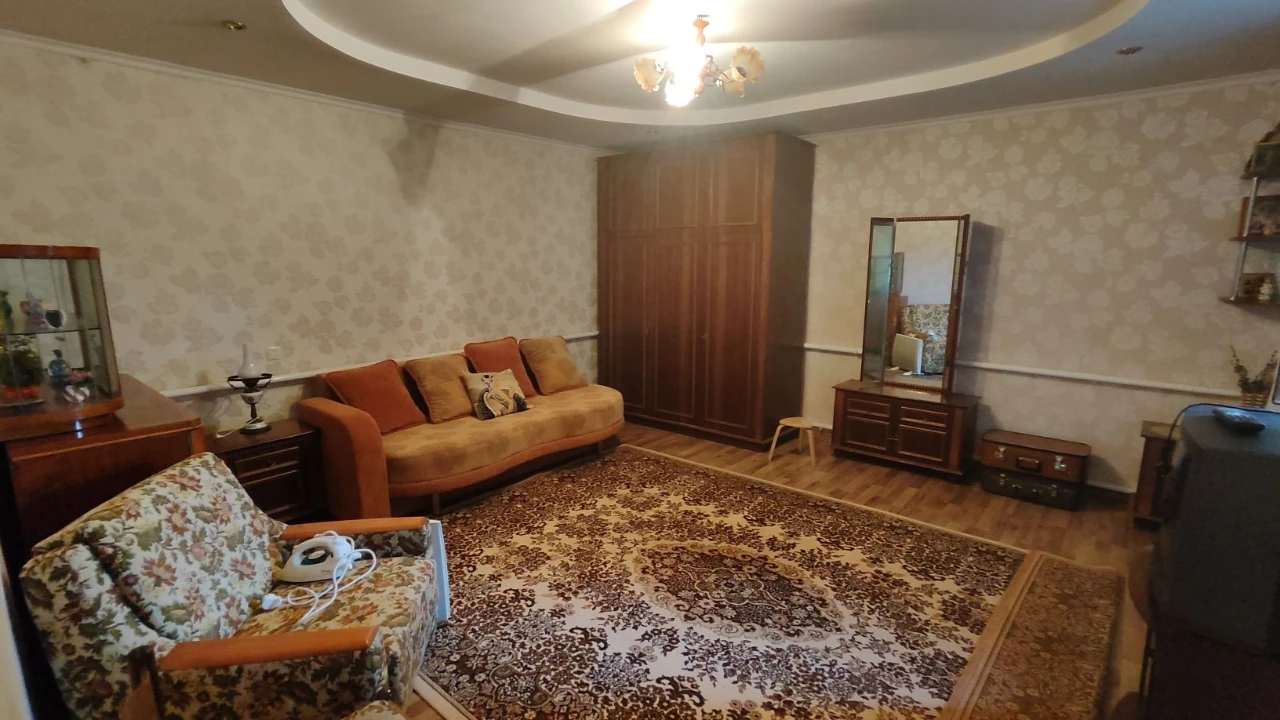 Пропонуємо придбати унікальний багатокімнатний будинок з сад