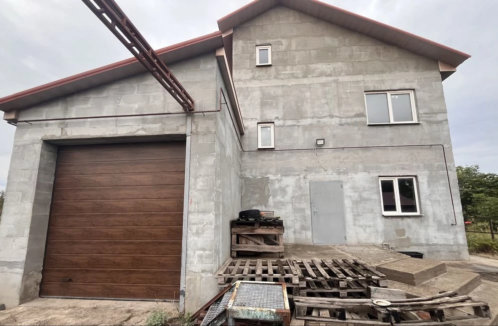 Будинок з комунікаціями у м. Чорноморськ на вул. Олександрій