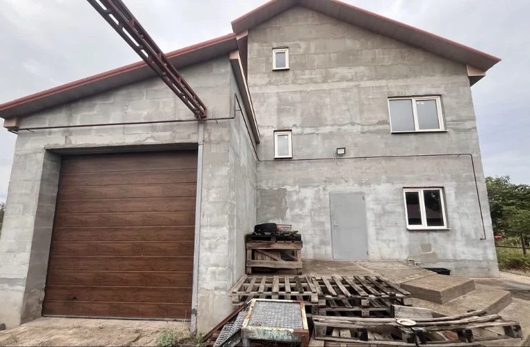 Будинок з комунікаціями у м. Чорноморськ на вул. Олександрій