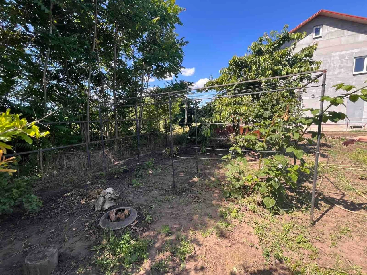 Будинок з комунікаціями у м. Чорноморськ на вул. Олександрій