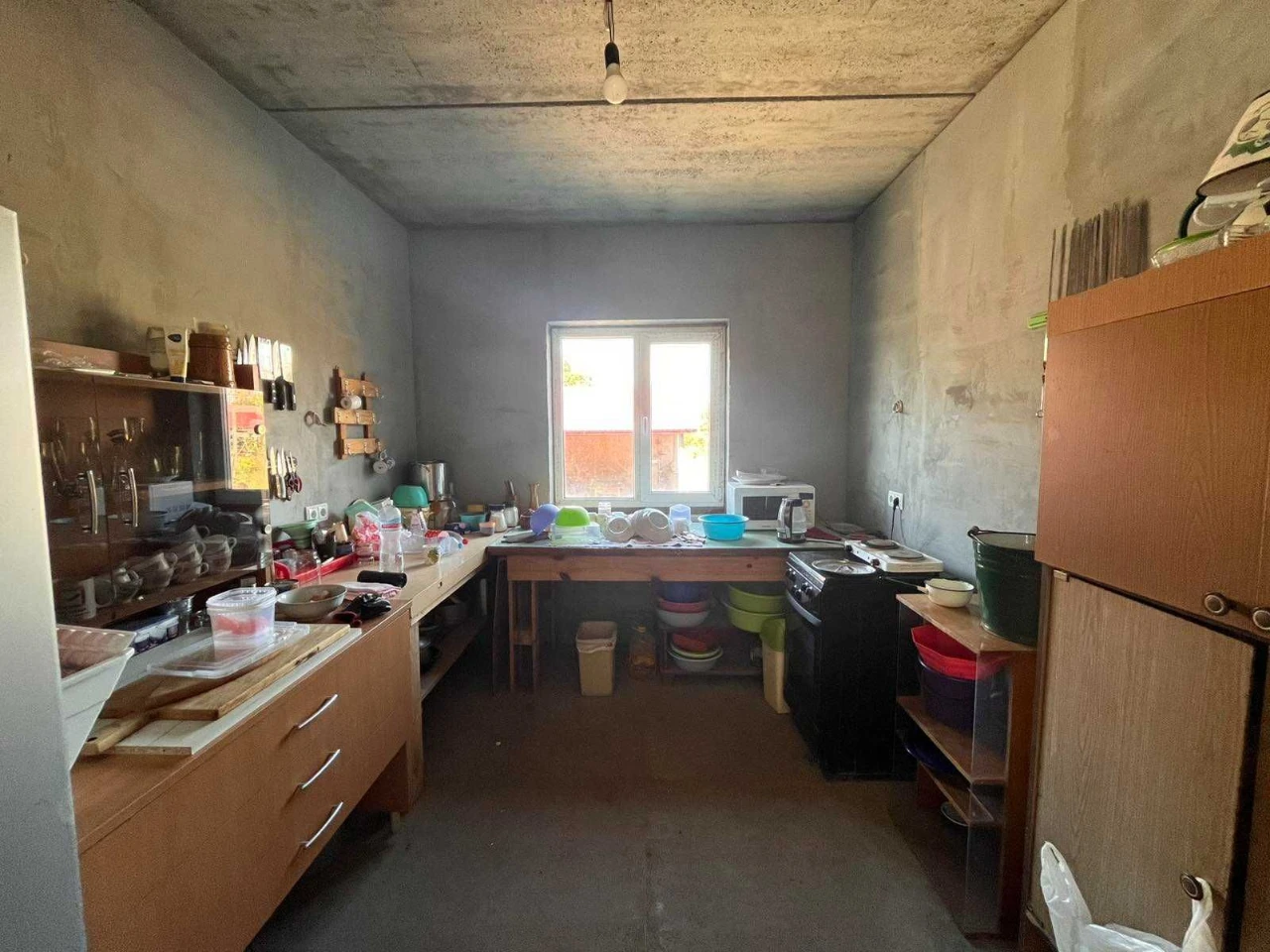 Будинок з комунікаціями у м. Чорноморськ на вул. Олександрій