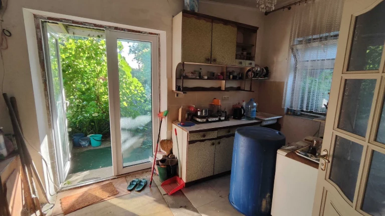 Пропонуємо затишну ділянку у Чорноморську, дім під реконстру