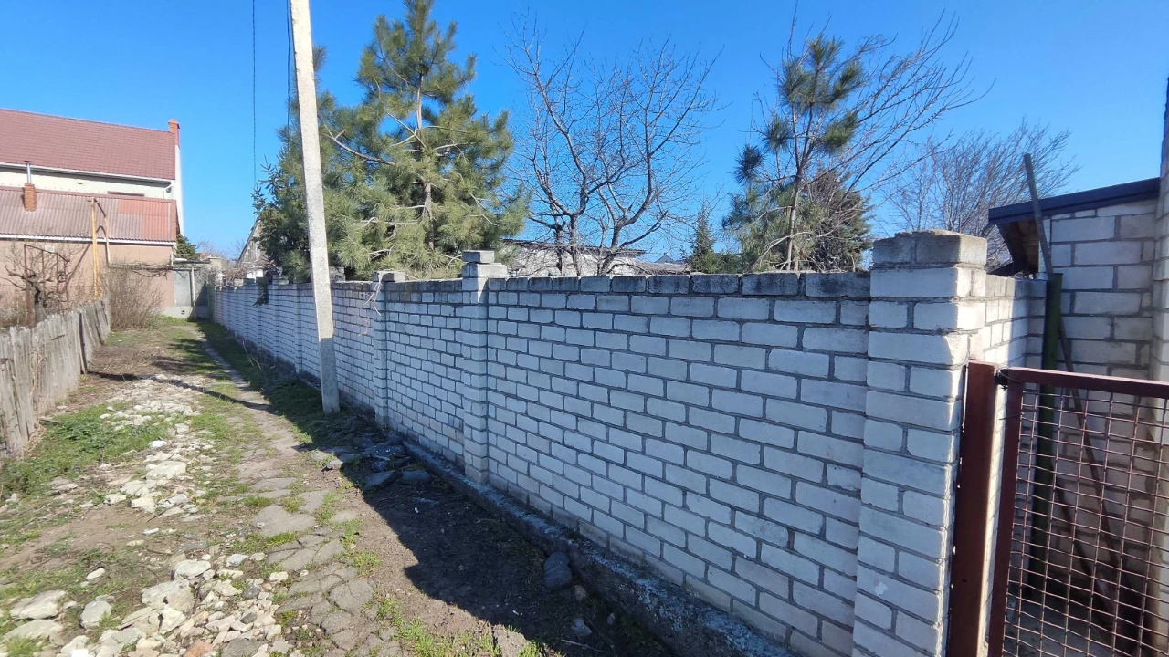 Пропонуємо затишну ділянку у Чорноморську, дім під реконстру