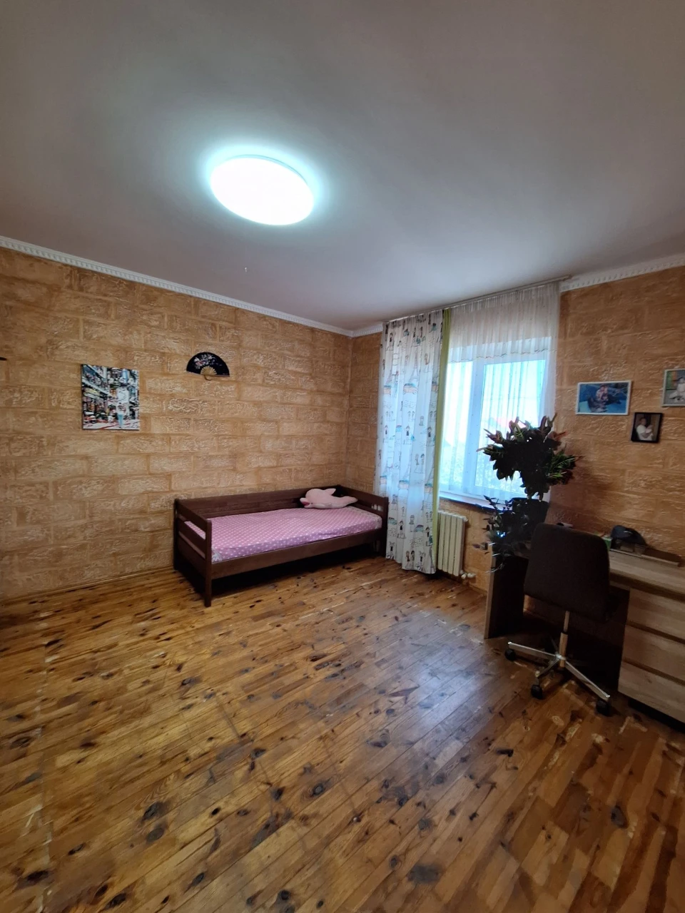 Будинок у центрi Молодiжного бiля Чорноморська