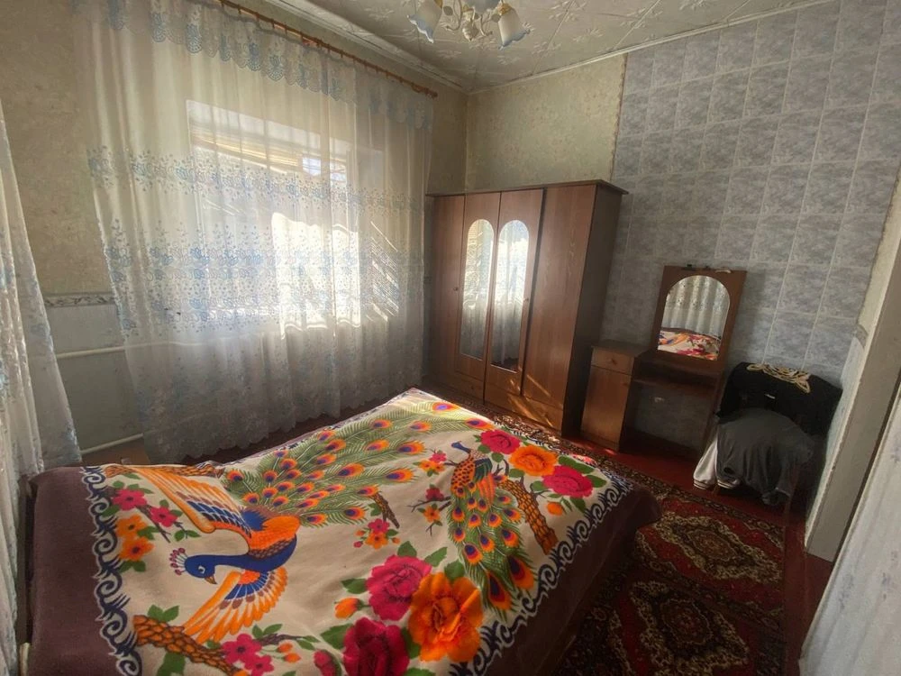 Продам просторий будинок з великою ділянкою та прибудовами